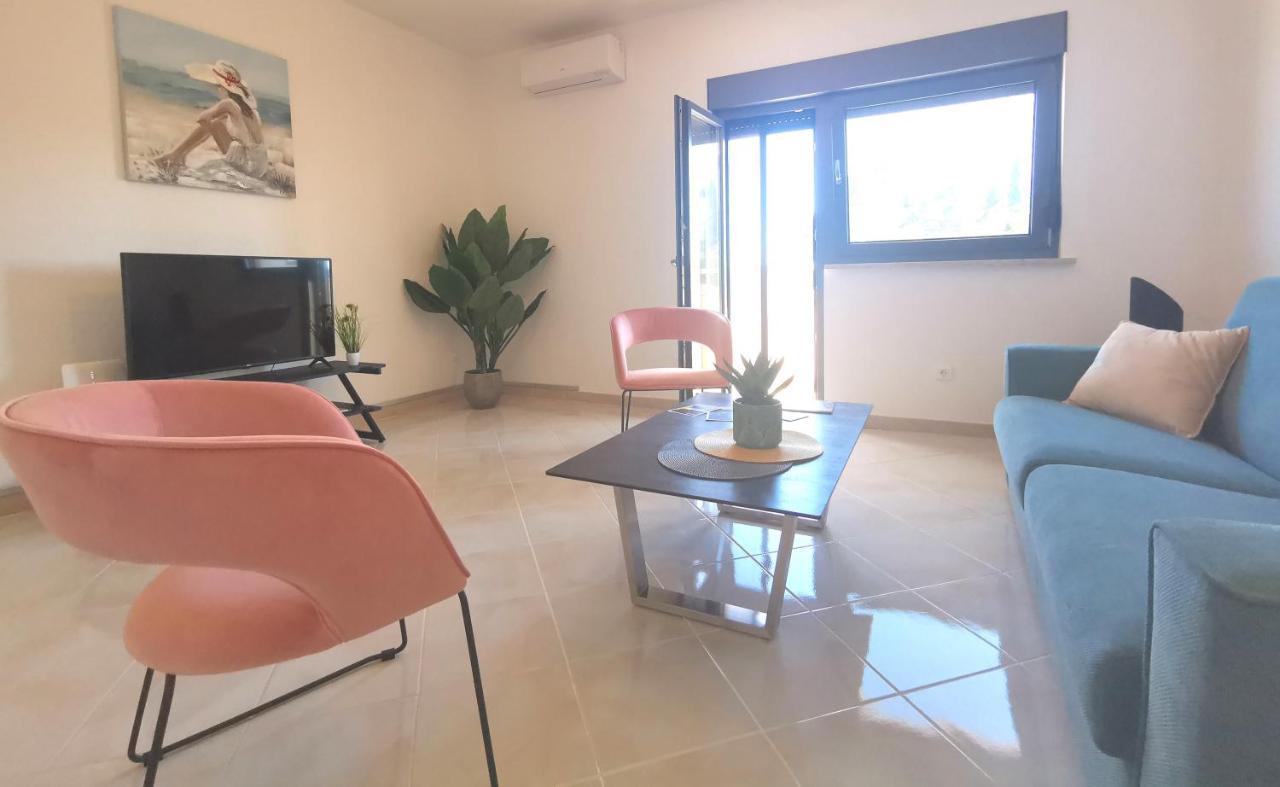 PUY Apartment Pineta With Terrace & Park Wood View מראה חיצוני תמונה